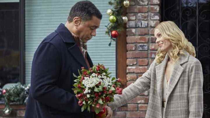 Harry Lennix ve Laura Vandervoort Sizinle Birlikte Bir Noel'de.