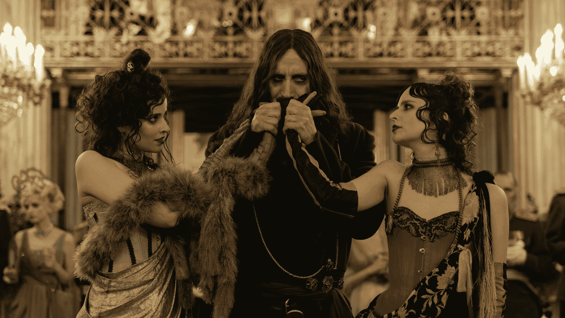 Kadınların ellerini şehvetle öpen Rasputin rolünde Rhys Ifans "Kralın Adamı." 
