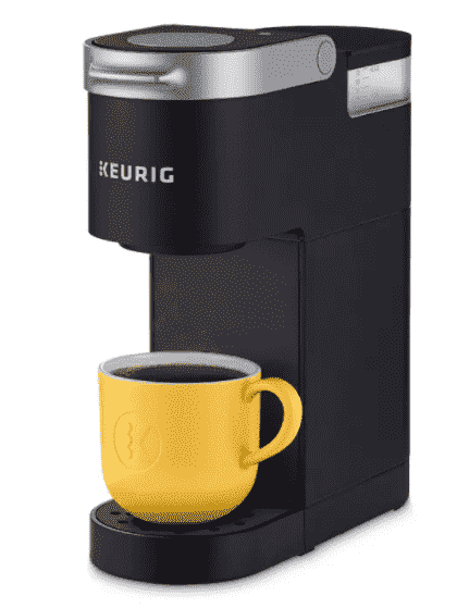 sarı bir fincan ile siyah tek fincan kahve makinesi