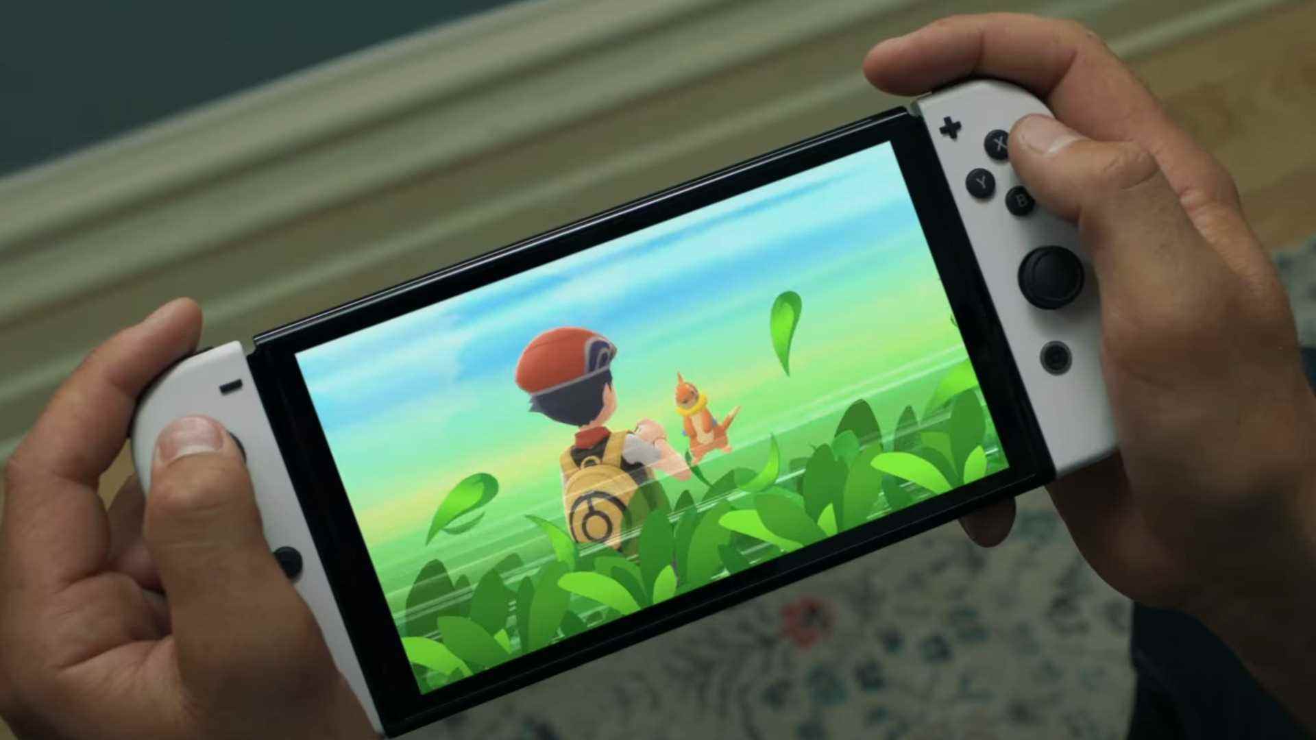 Nintendo Switch OLED'de Pokemon oynayan kişi