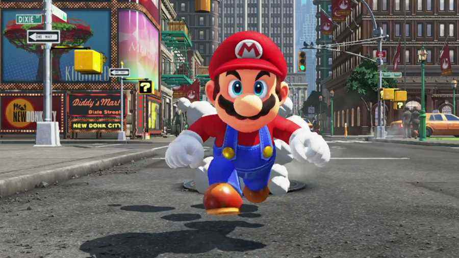 Super Mario Odyssey'de bir caddede koşan Super Mario