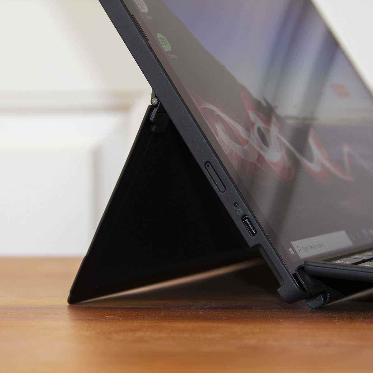 ThinkPad X12 Ayrılabilir destek ayağı, soldan yakından.