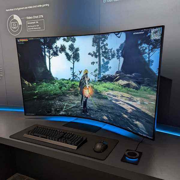 55 inçlik Samsung Odyssey Ark monitör dikey yönde ayarlanabilir