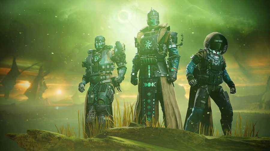 Witch Queen genişlemesinden teçhizat giyen bir Destiny 2 Guardians üçlüsü