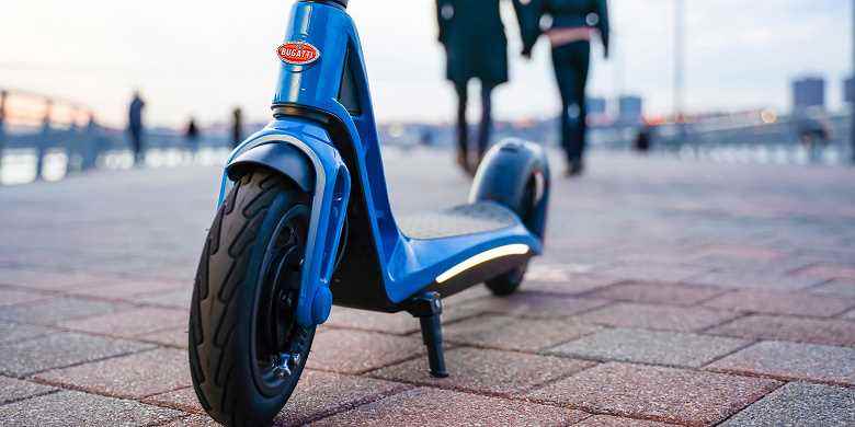 Bu, elektrikle çalışan ilk Bugatti ve 30 km/s hıza çıkabiliyor.  Şirket bir elektrikli scooter sundu