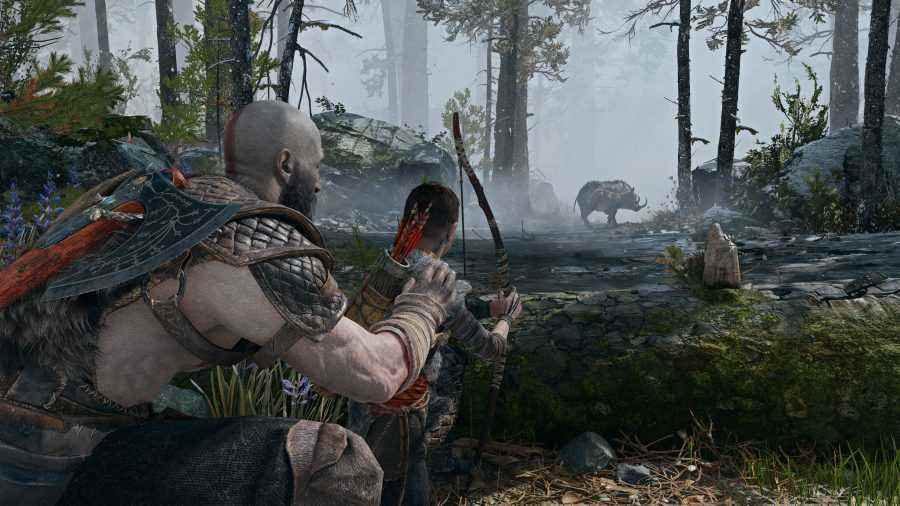 Kratos ve Atreus büyülü bir yaban domuzu avlıyor