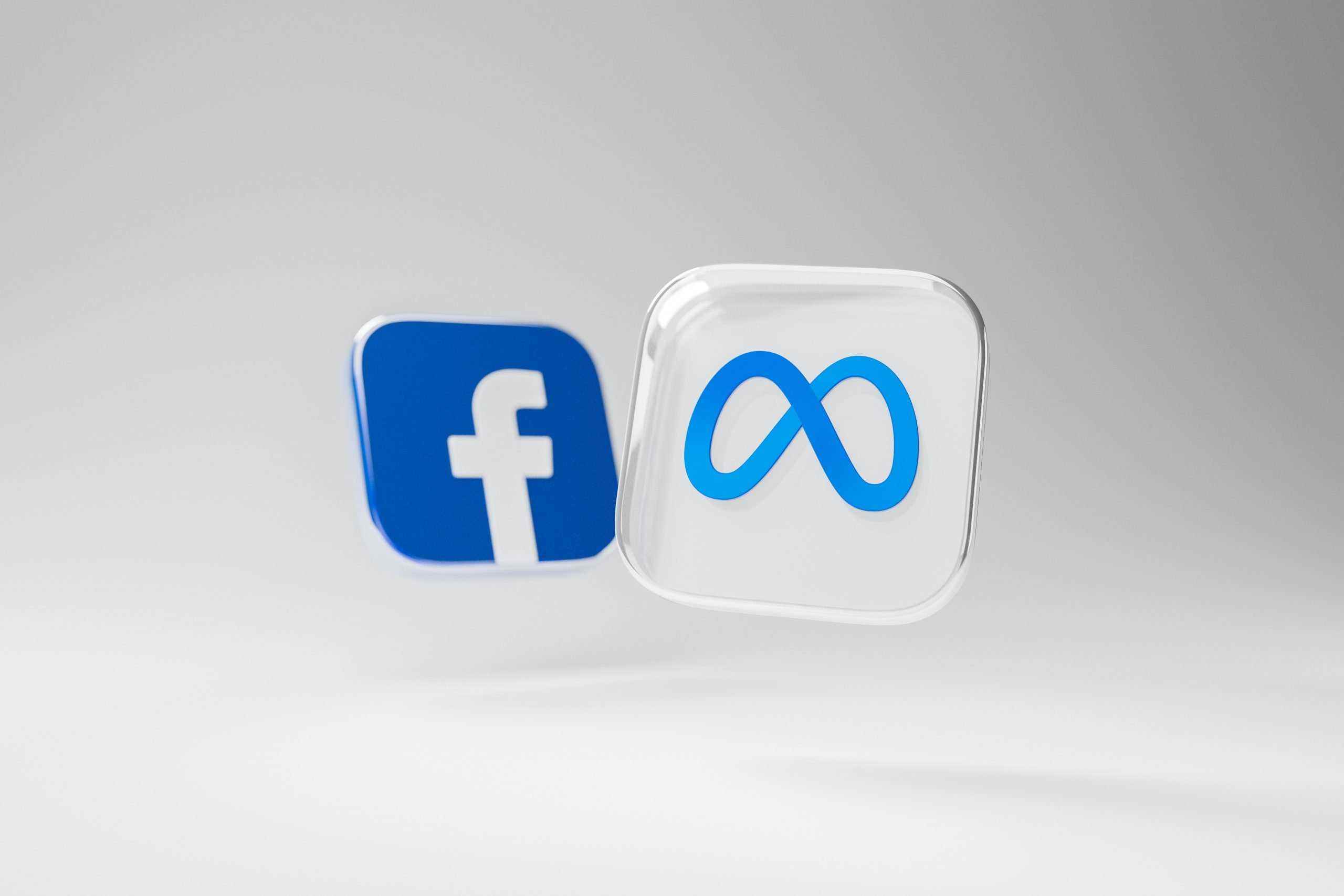 Facebook ve Meta logoları.