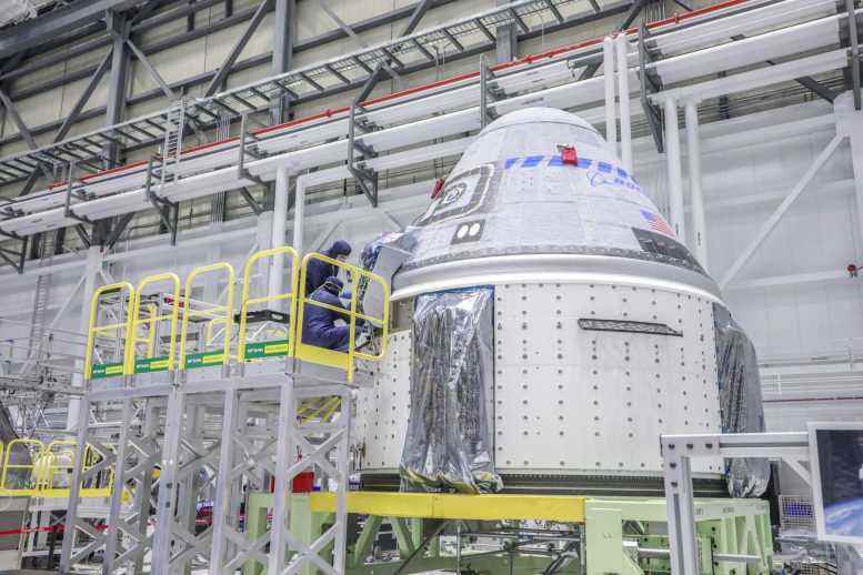 Starliner Teknisyenleri Yörünge Uçuş Testi-2 Uzay Aracı Üzerinde Çalışıyor