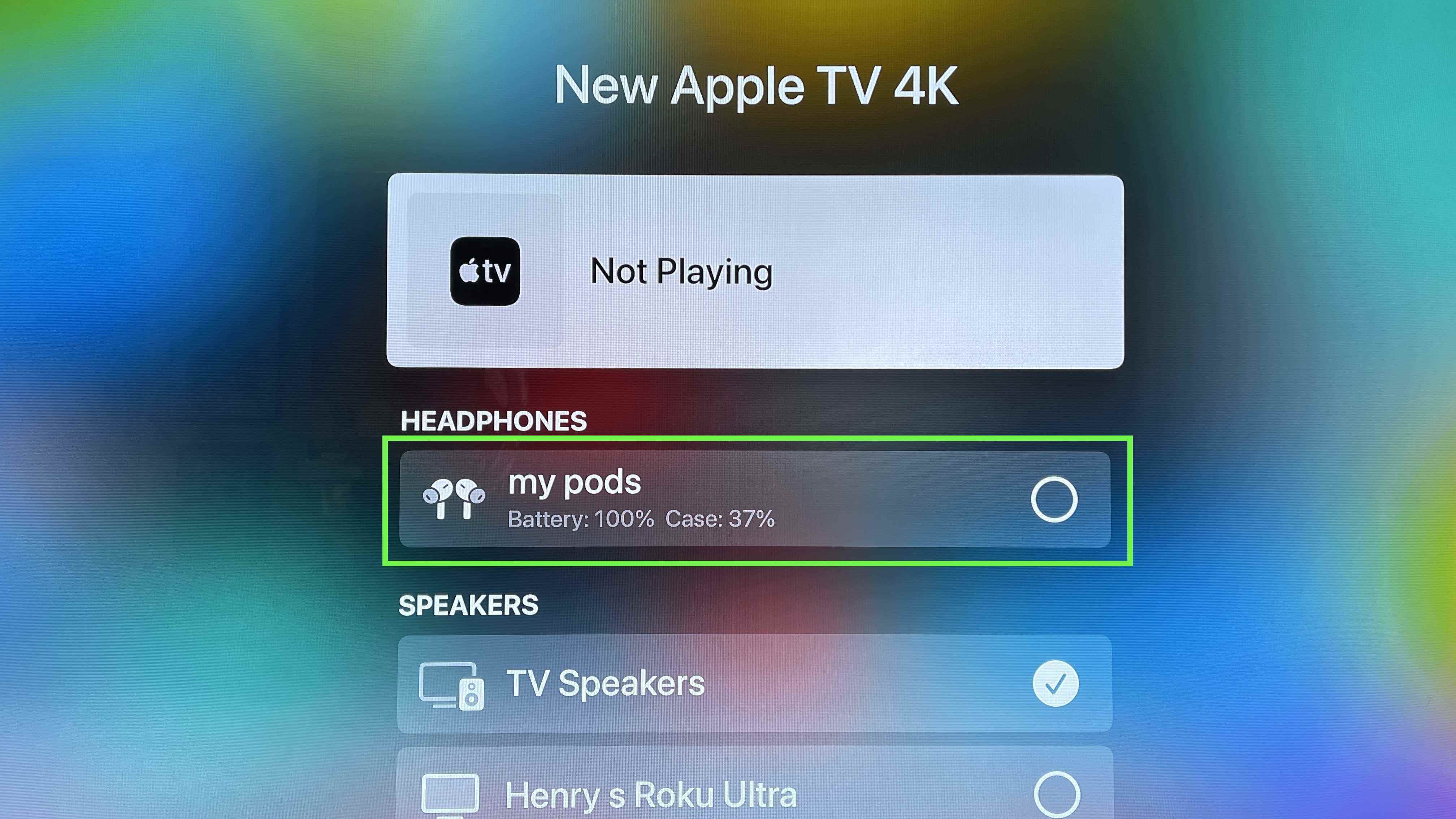 Yeşil bir kutu, Apple TV'deki AirPlay 2 penceresindeki AirPods seçeneğini vurgular