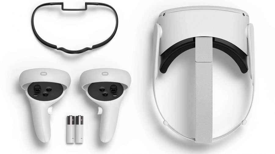 Beyaz yüzeyde oturan Oculus Quest 2 başlığı ve denetleyicileri