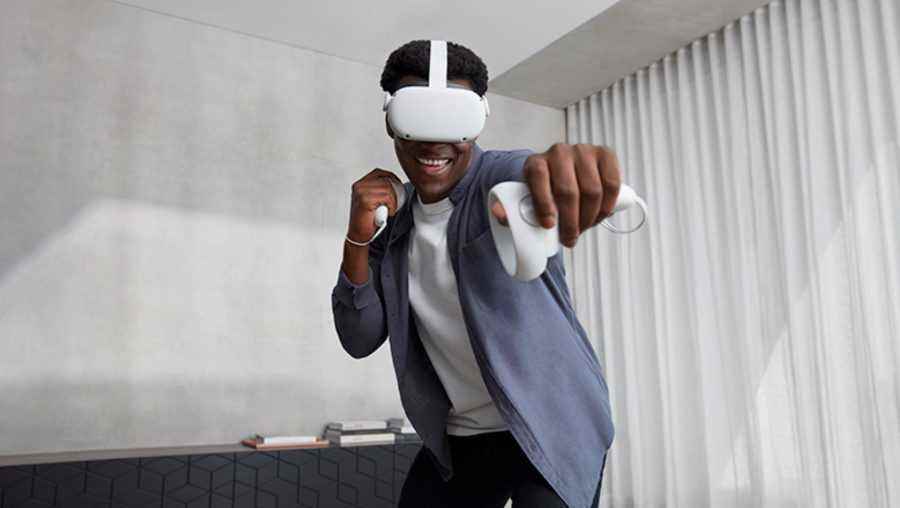 Oculus Quest 2, denetleyicileri kameraya doğru tutan oyuncu tarafından kullanılıyor