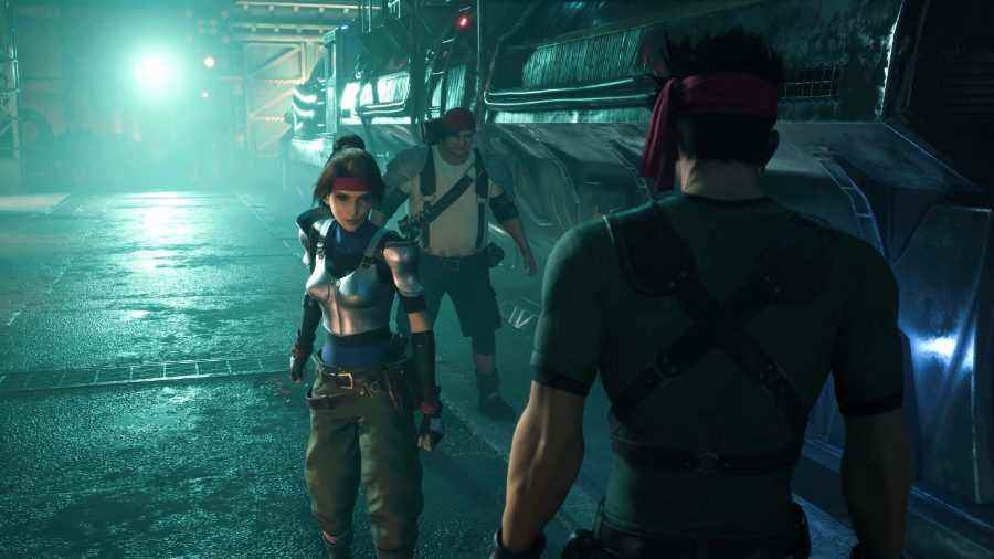 Jessie, FF7 Remake'de hangarda park etmiş bir trenin yanında yürüyor