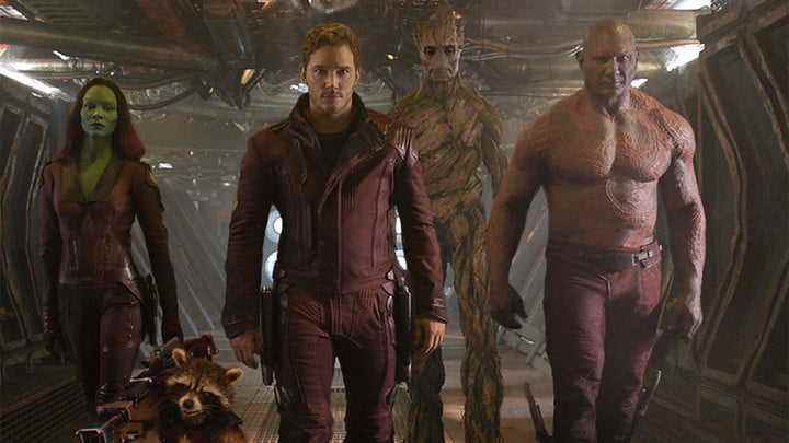 Guardians of the Galaxy kameraya doğru yürüyen oyuncular.