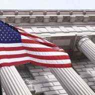 Adliye önünde Amerikan bayrağı dalgalanıyor.
