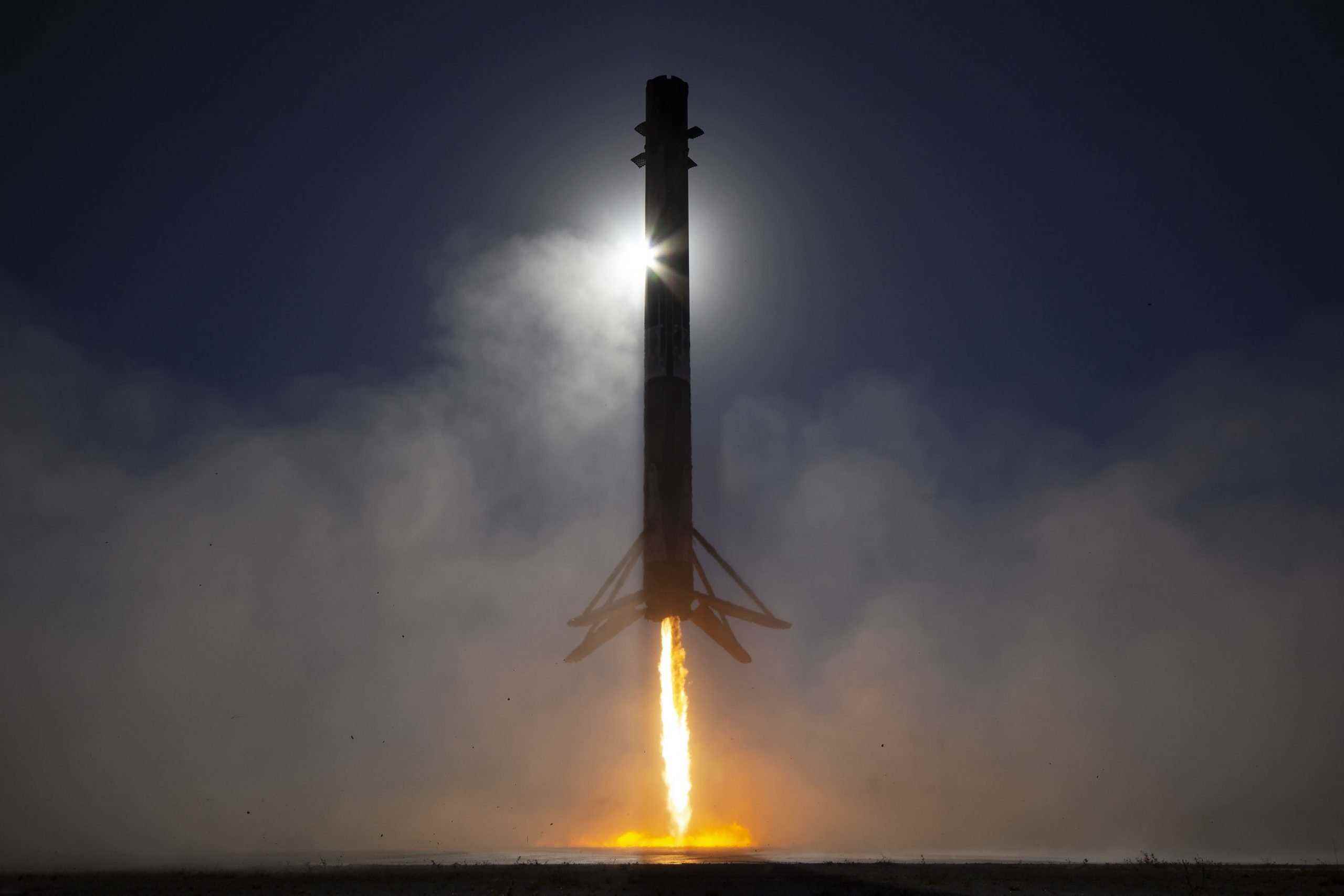 Görevini tamamladıktan sonra inen bir Falcon 9 fırlatıcı.