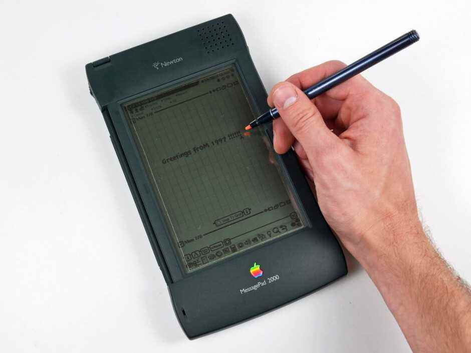 Daha sonraki bir model, 1997 Newton MessagePad 2000 |  Fotoğraf kredisi - iFixit - Apple'ın ilk tabletine (iPad değil) ve bugüne uzanan yolculuğa bir bakış