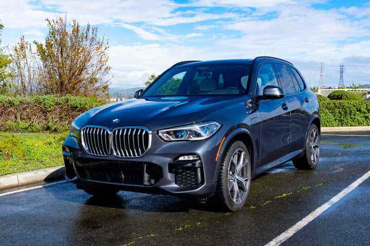 Bir park yerinde BMW X5 PHEV.