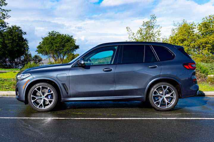 otoparkta bmw x5 PHEV.