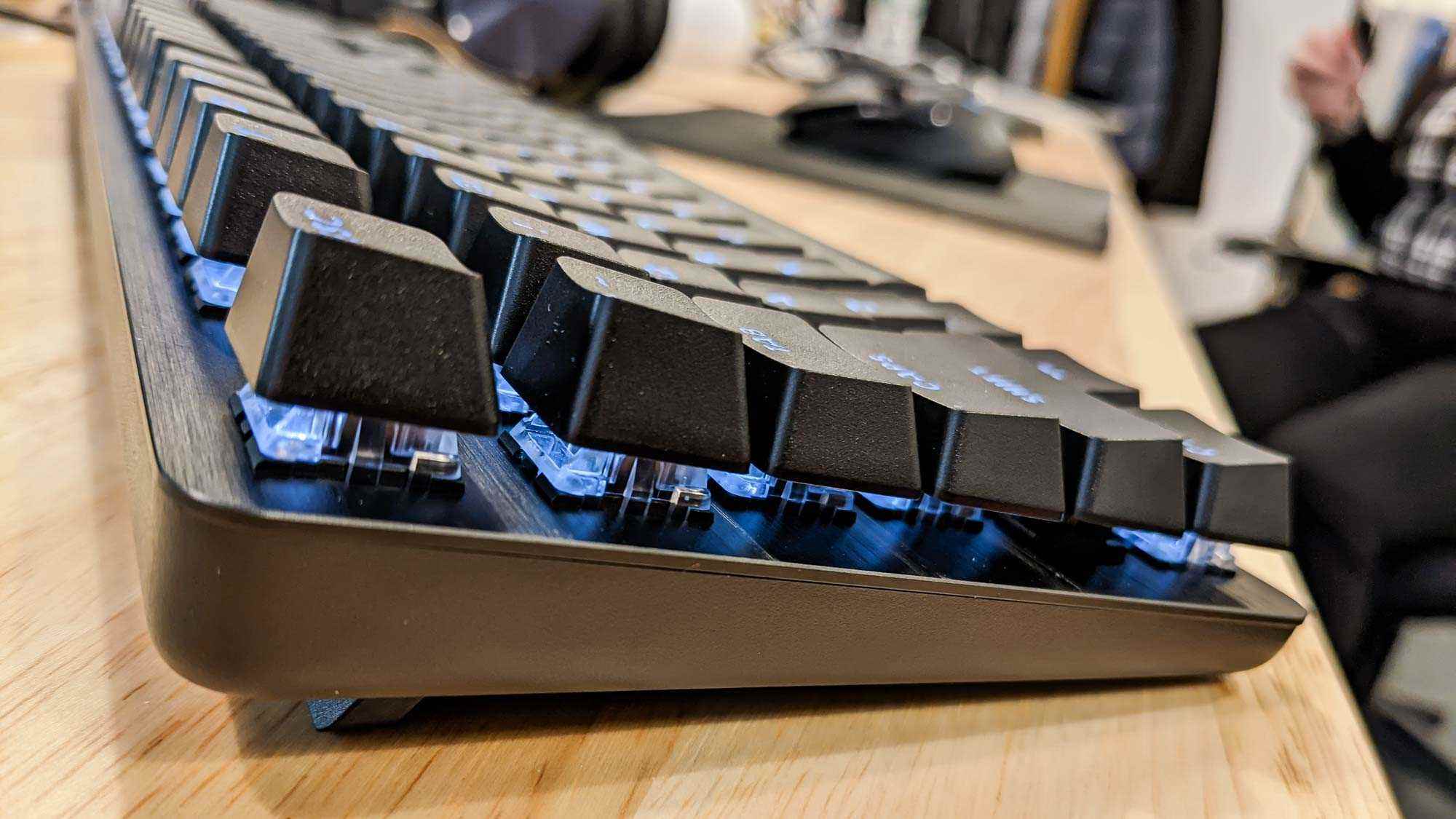 Logitech G413 SE'nin yandan görünümü