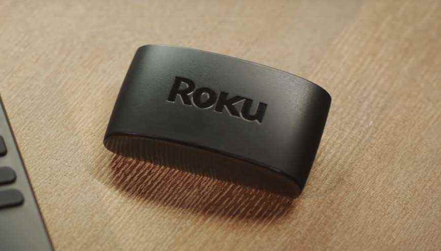 Roku Express (burada bir tabloda görülüyor) En İyi Roku cihazlarından biridir.