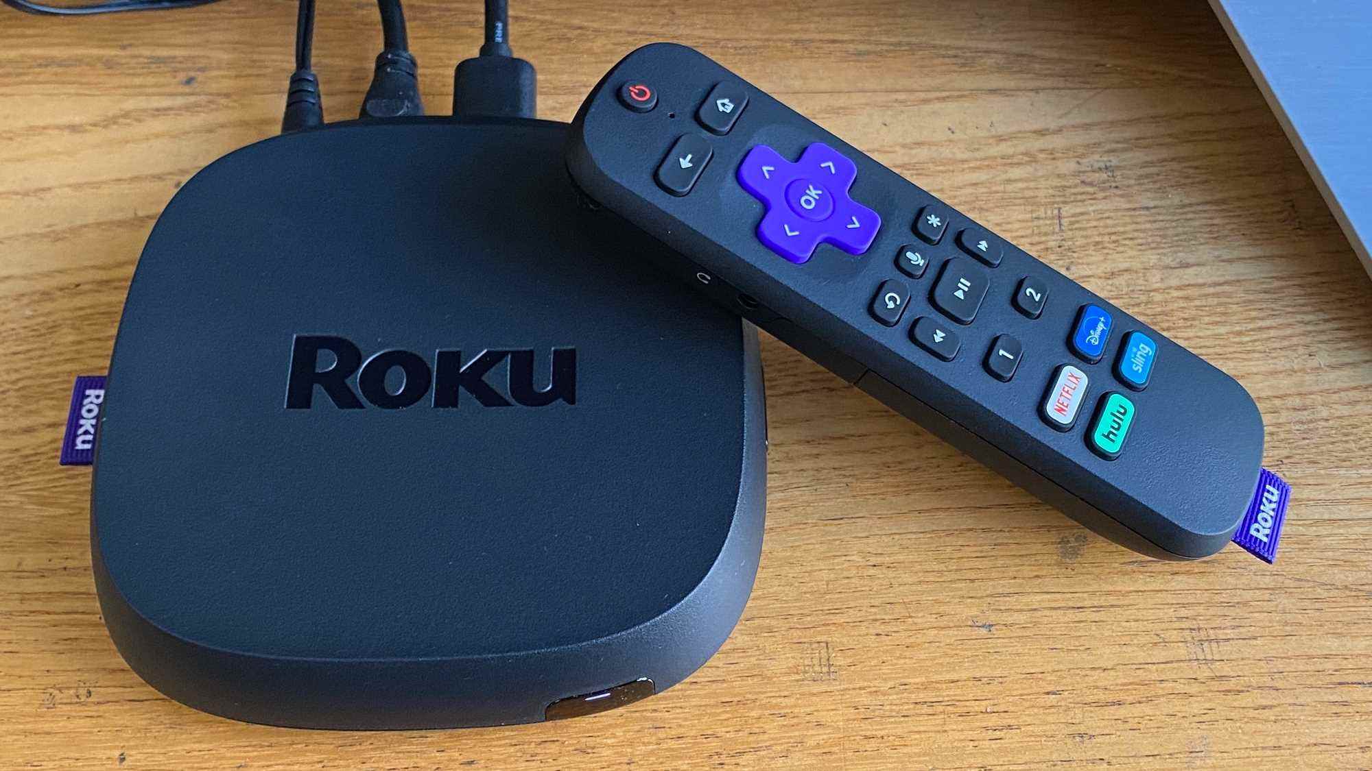 Roku Ultra (en iyi Roku cihazlarından biri) ve uzaktan kumandası, ahşap bir yüzey üzerinde