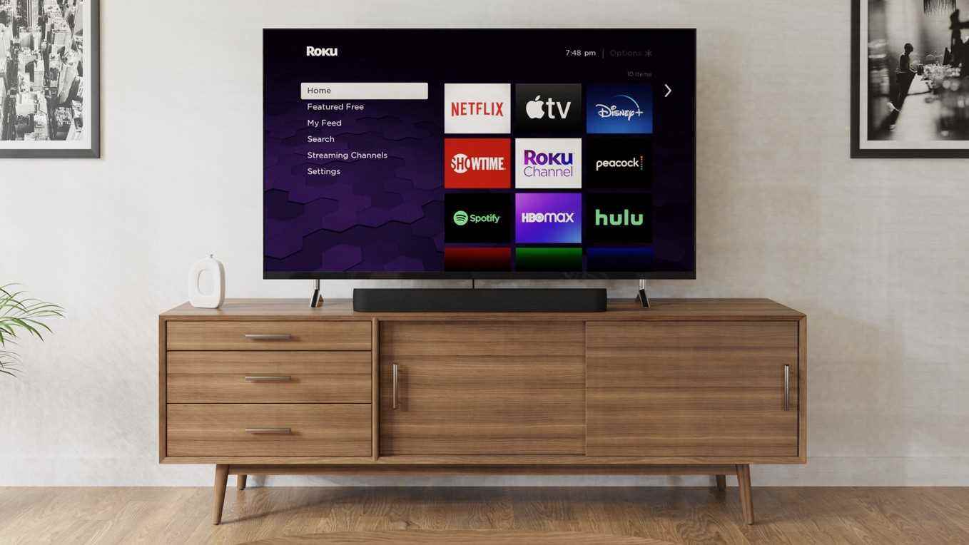 Oturma odasında bir TV'nin altında bir Roku Streambar Pro