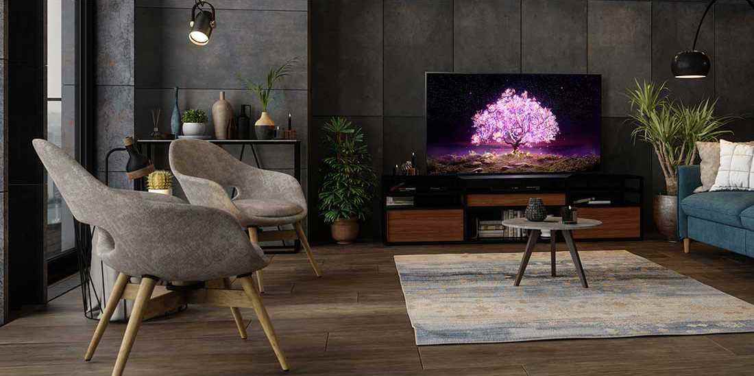 Bir oturma odasında bir ağacın görüntüsünü gösteren LG C1 OLED TV