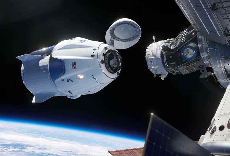 SpaceX Crew Dragon Uzay Aracı Uluslararası Uzay İstasyonuna Yaklaşıyor