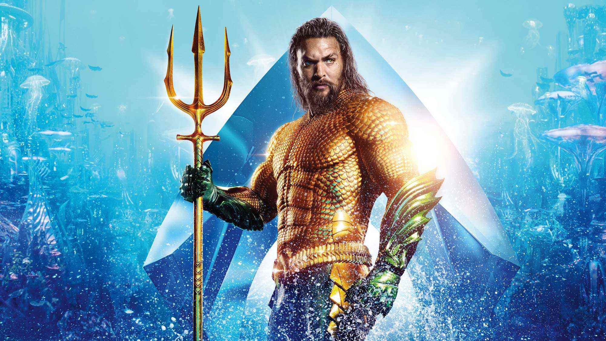Jason Momoa, hikaye sırasına göre yedinci DC filmi olan Aquaman'in posterinde Arthur Curry/Aquaman rolünde