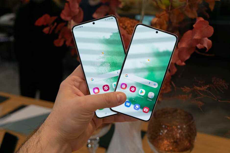 Galaxy S22 (sağda) ve S22 Plus (solda) - Samsung, Galaxy S22 ailesinin S21'den daha fazla satmasını bekliyor ancak Galaxy S10 serisini değil