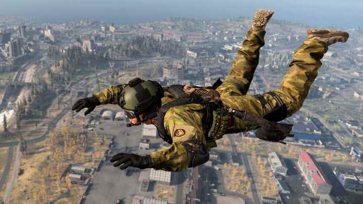 Call of Duty: Warzone'da hava dalışı yapan oyuncu.