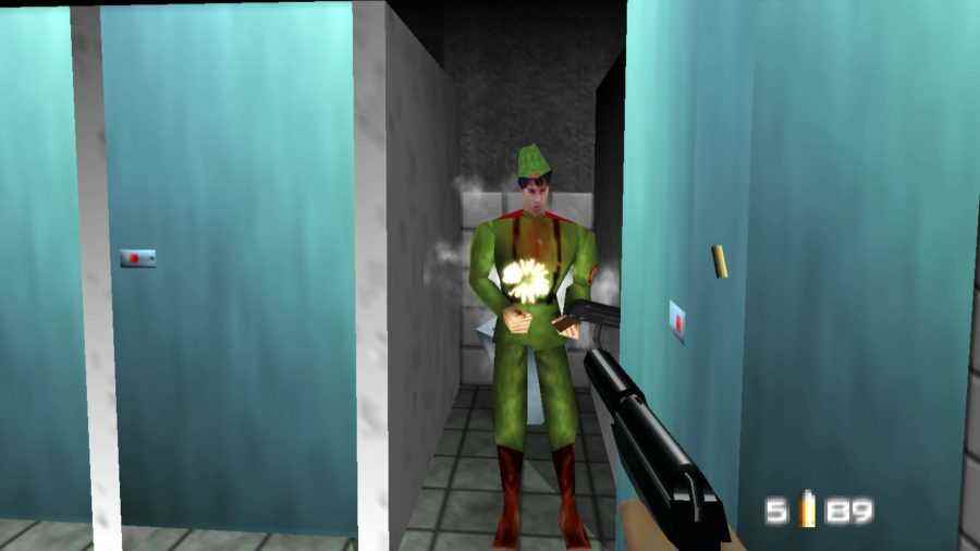 GoldenEye 007'de bir tuvalette bir Sovyet kötü adamını vurmak