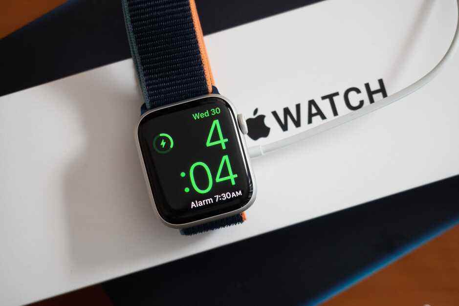 Apple Watch SE - En İyi Sevgililer Günü fırsatları 2022
