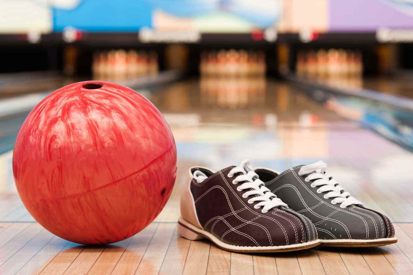 Bowling ayakkabıları ve şeritte top