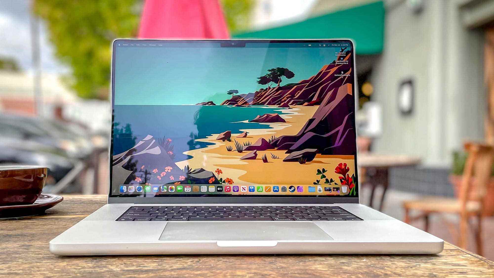 Veranda masasında MacBook Pro 2021 (16 inç)