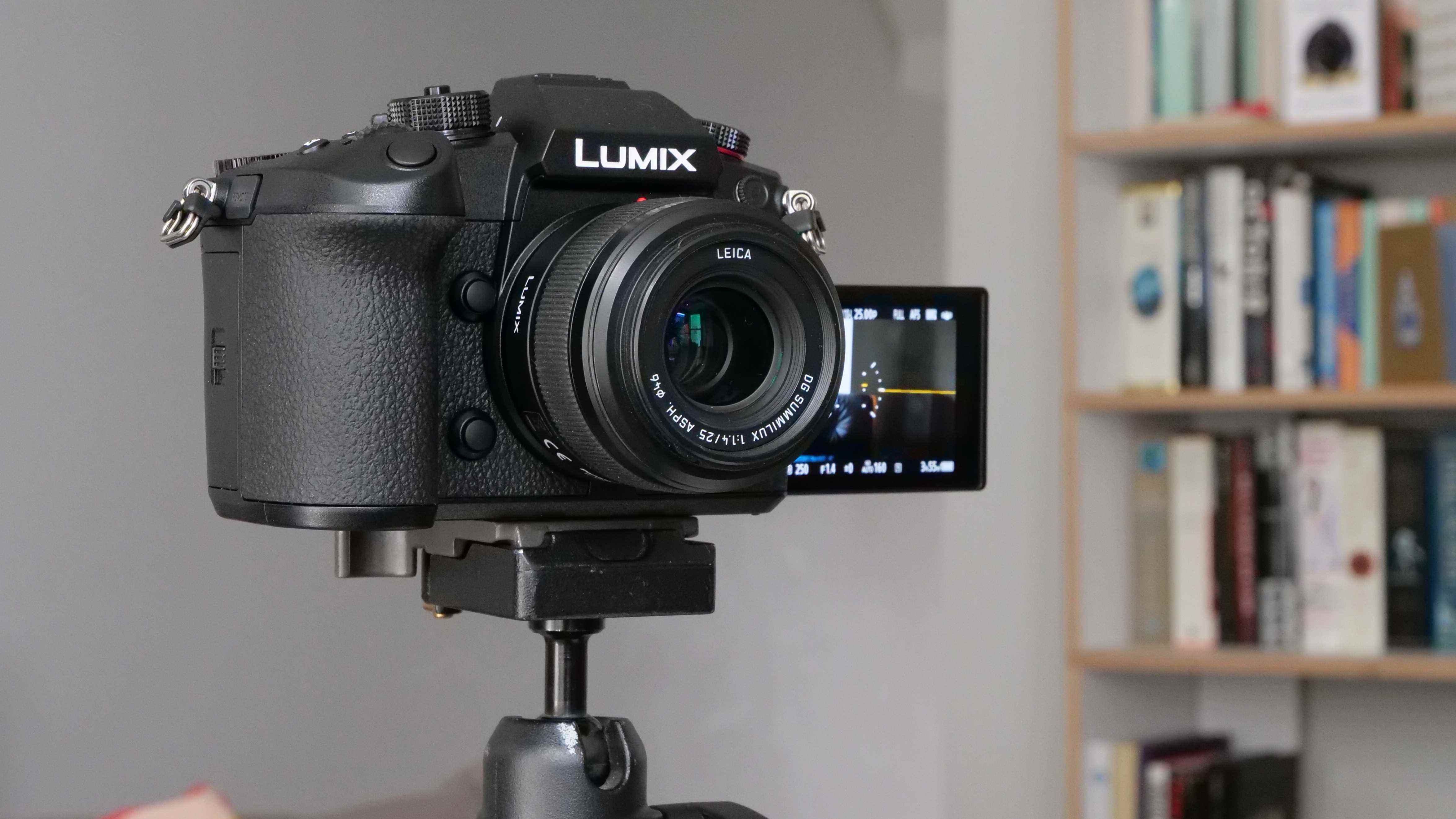 Bir tripod üzerinde oturan Panasonic GH6 kamera