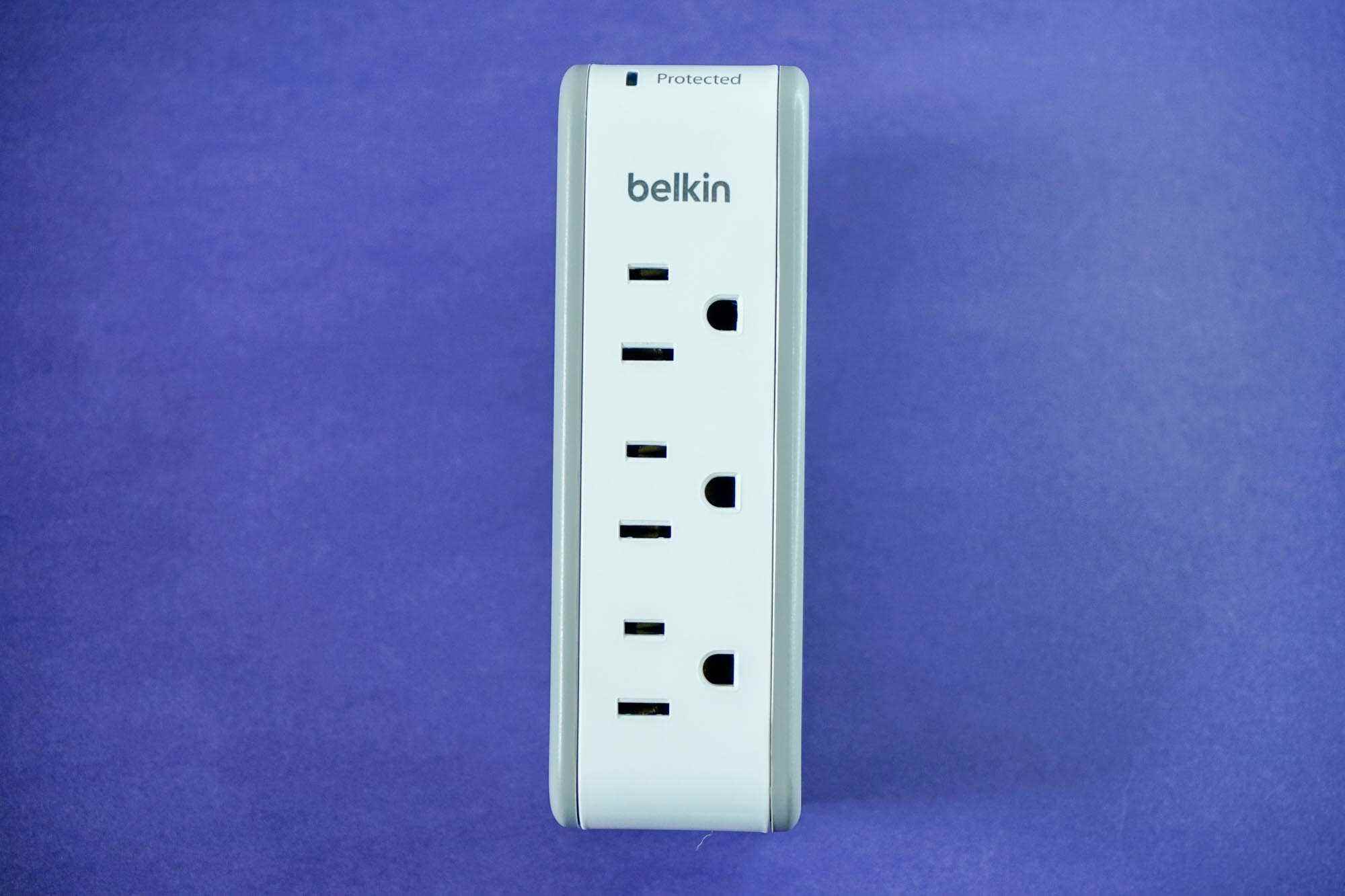 En iyi kompakt aşırı gerilim koruyucu: USB Bağlantı Noktalı Belkin 3 çıkışlı Mini Aşırı Gerilim Koruyucu