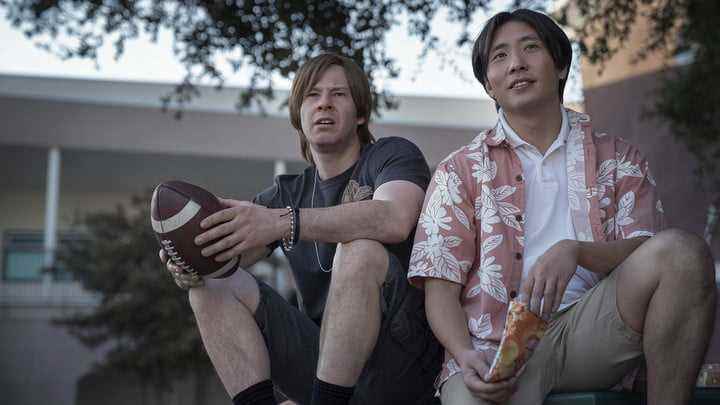 Brett (Ike Barinholtz) ve Ned (Kelvin Yu), Apple TV+'daki Afterparty'de lise öğrencileri olarak.