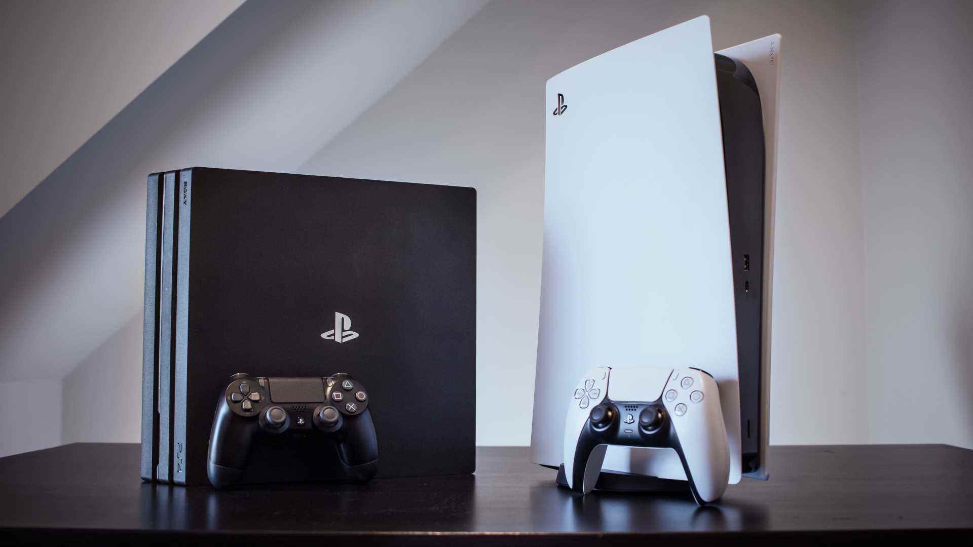 Beyaz bir arka plana karşı bir masada görüntülenen PS5 ve PS4 Pro