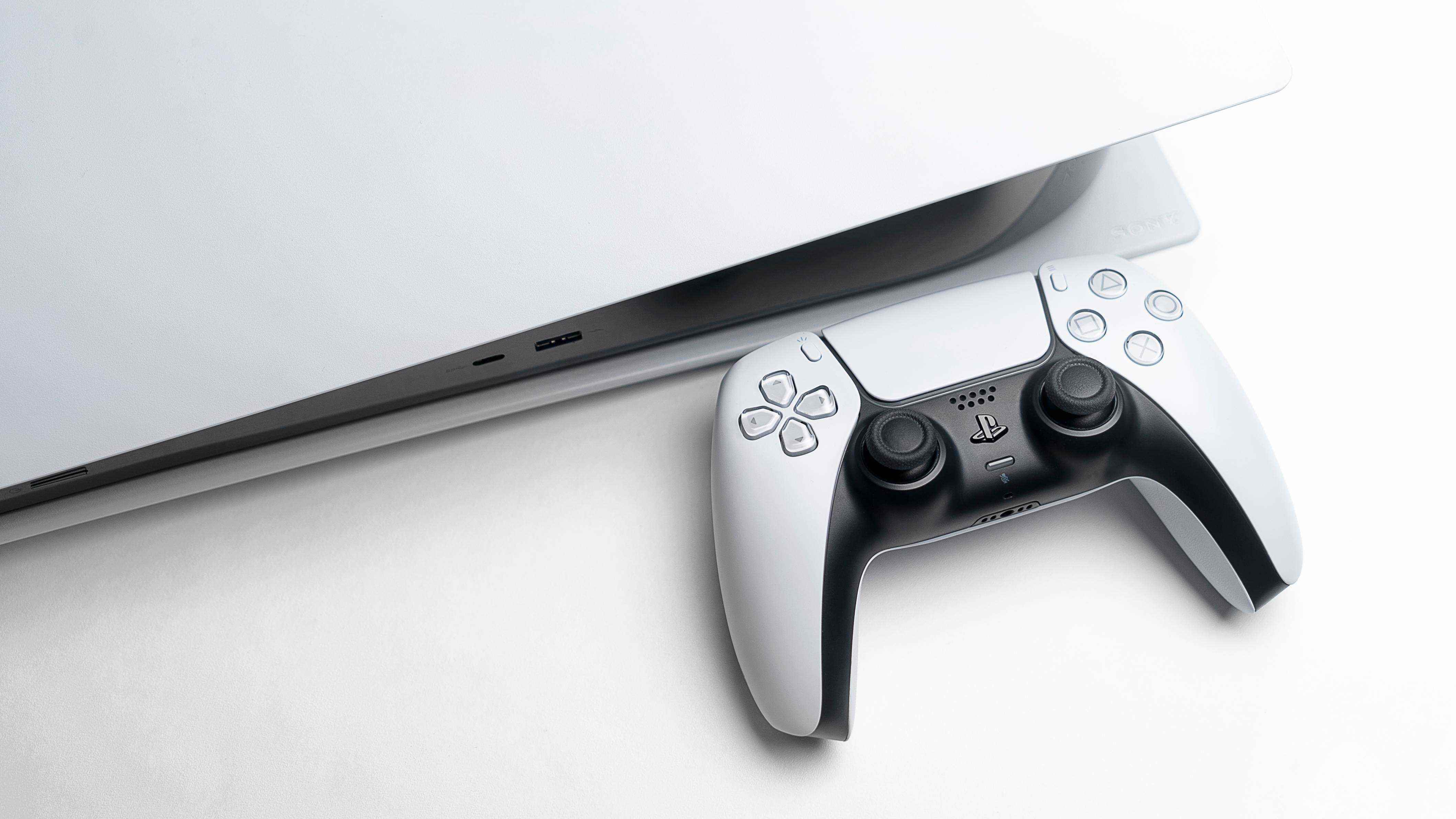 PS5 ve PS5 DualSense denetleyicisinin yakından görünümü