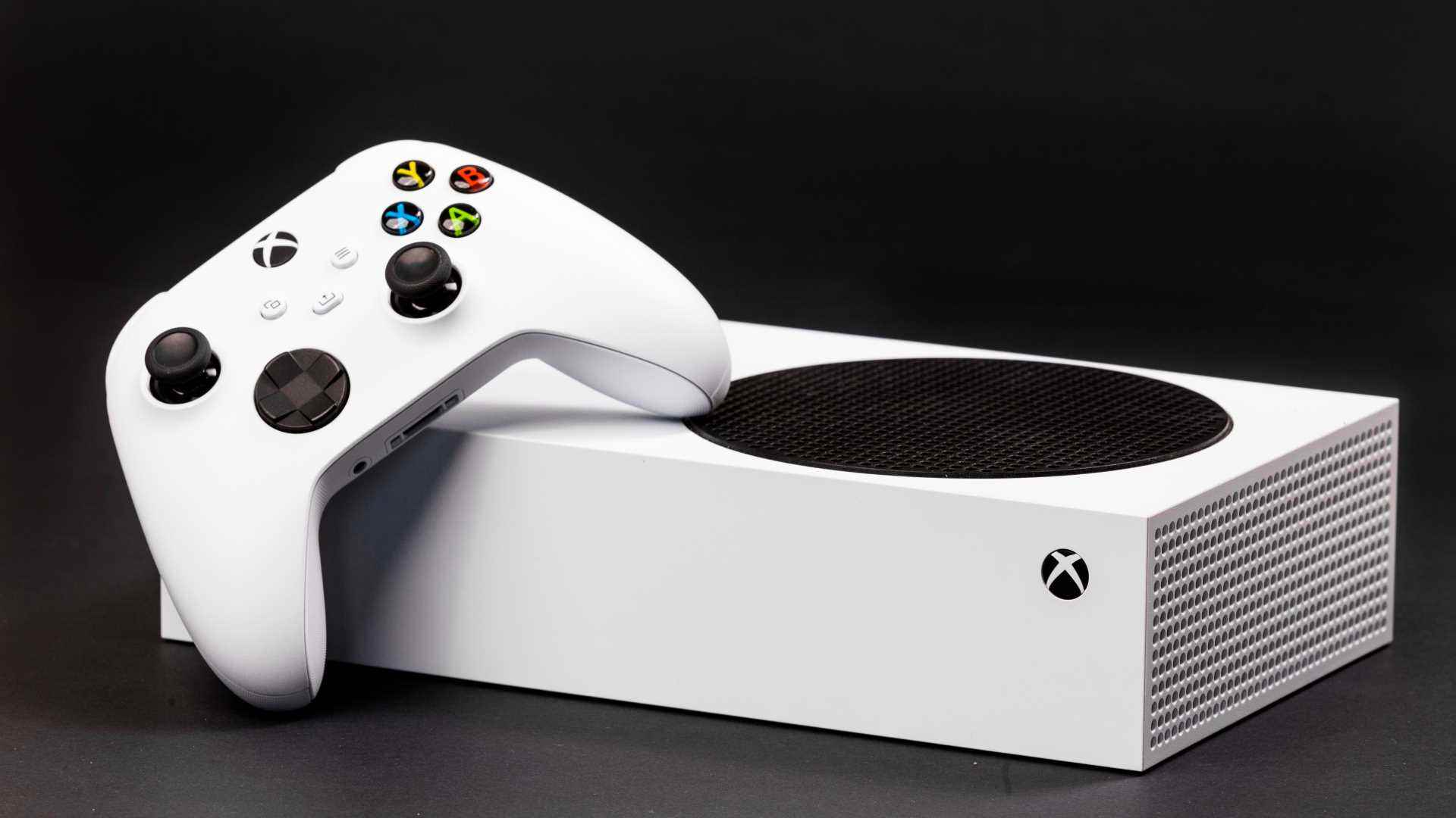 Sade siyah bir arka plana karşı Xbox Series S