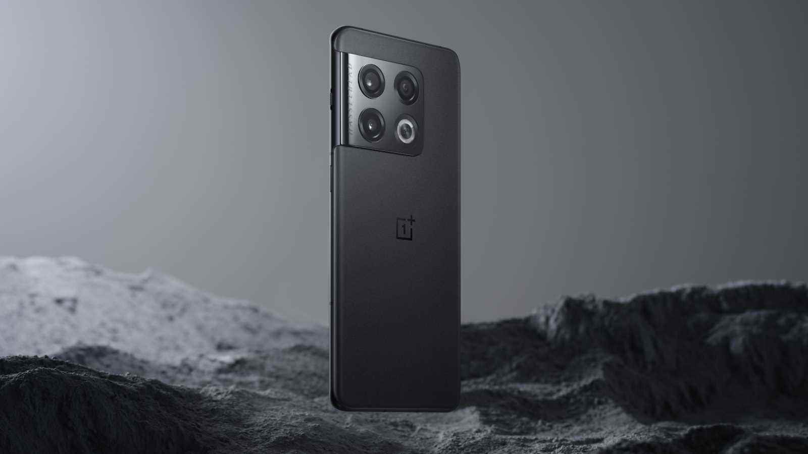 Volkanik Siyah renkte OnePlus 10 Pro'nun resmi bir görüntüsü