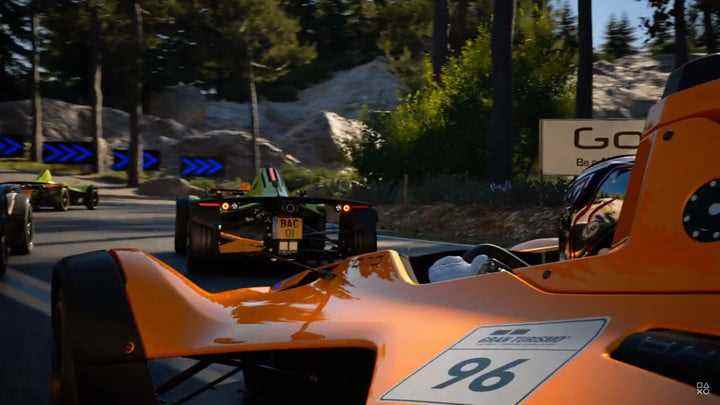 Gran Turismo 7'de araba yarışı.