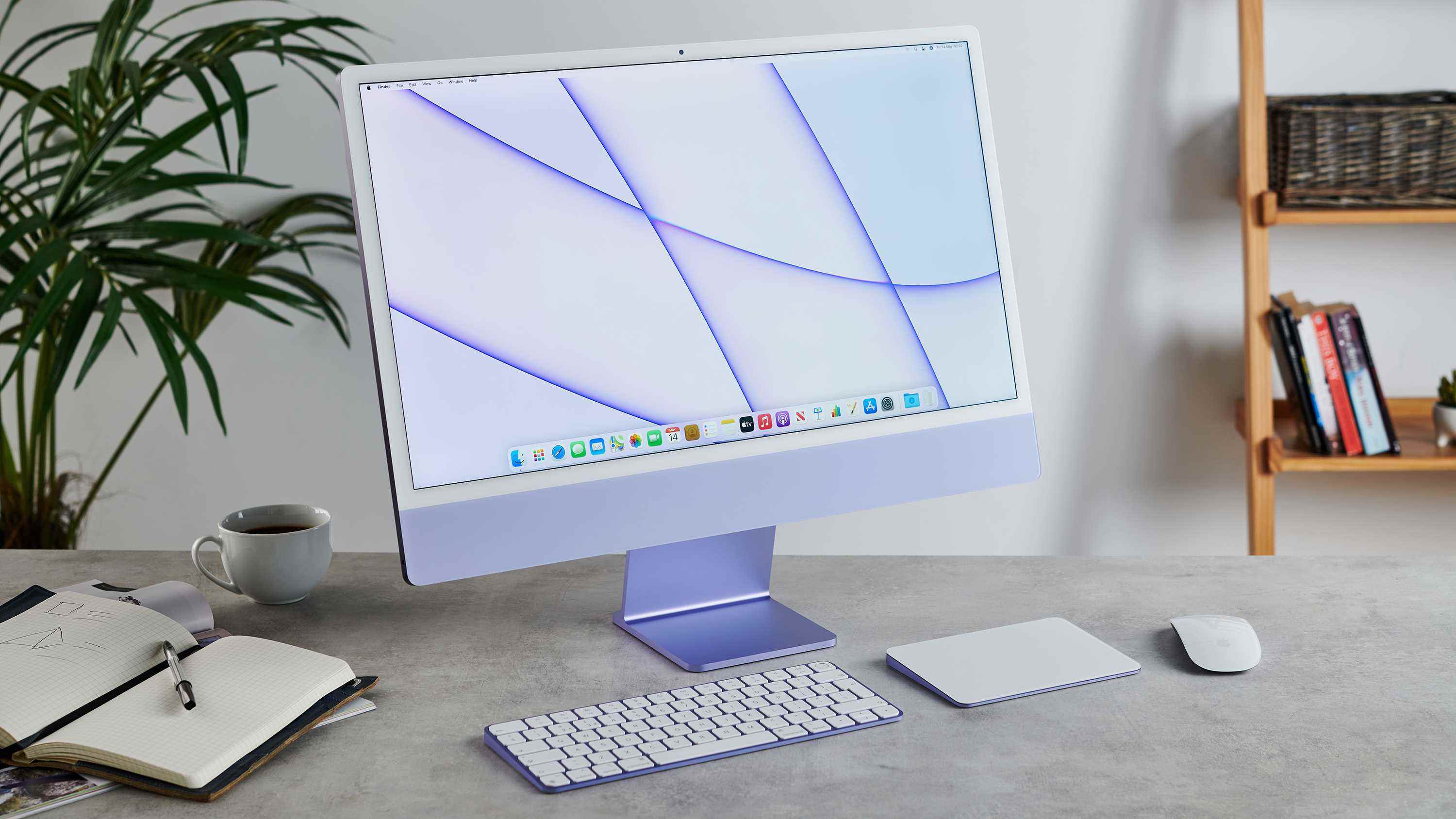 Bir masanın üstünde gösterilen iMac (24 inç, 2021)