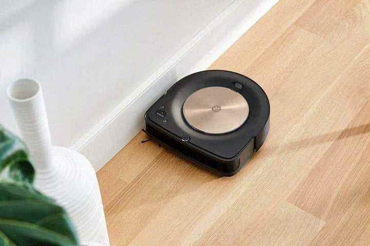 iRobot Roomba S9 Plus robotu, duvarın yanındaki zemini süpürür.