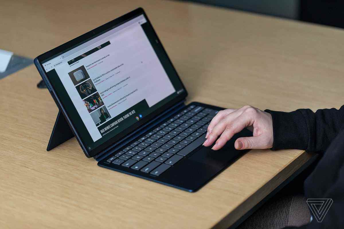 Bir kullanıcı, bir konferans odasında Lenovo Chromebook Duet 5'te geziniyor.
