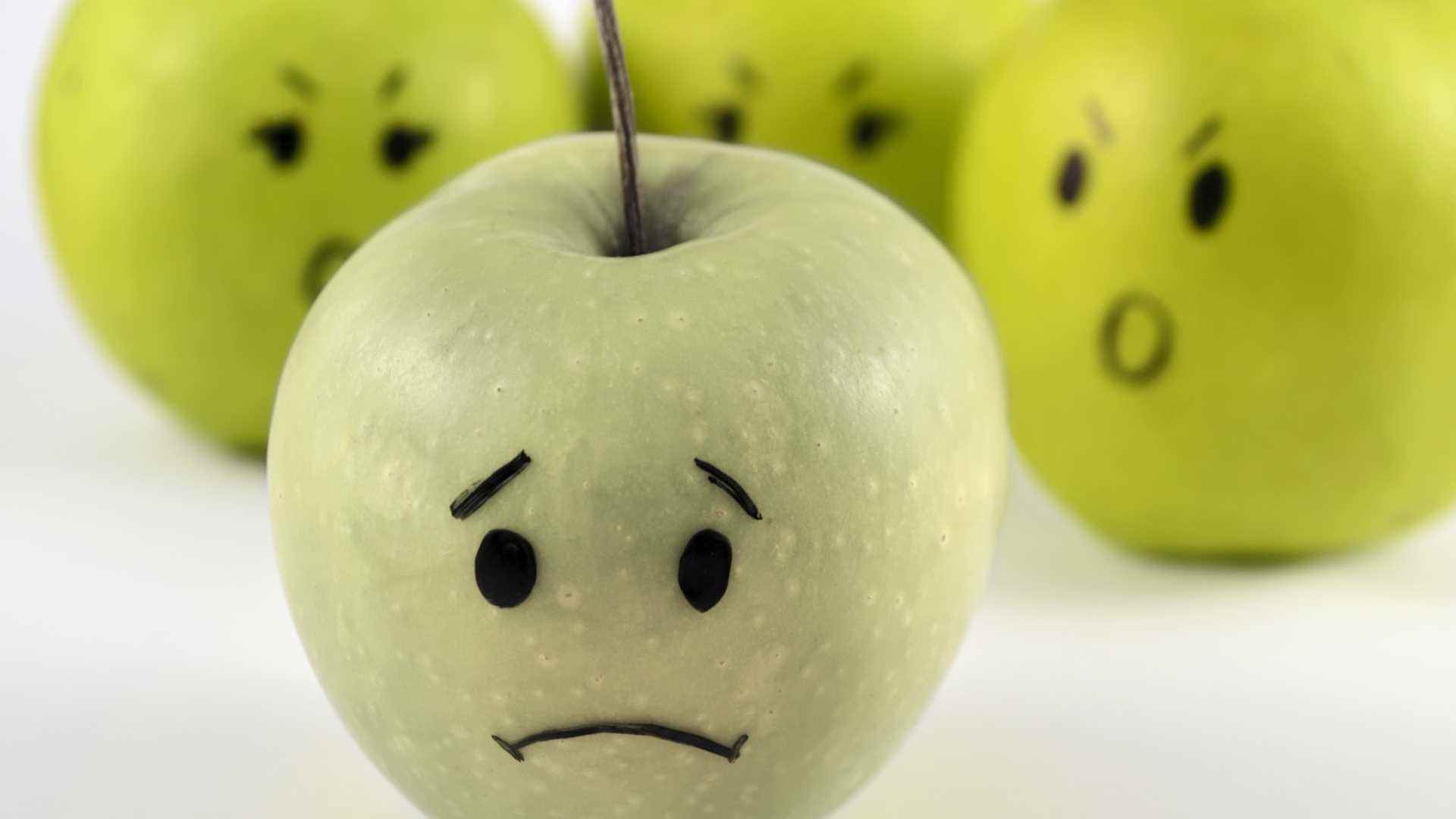 Sosyal onaylanmayı temsil eden çizilmiş yüzleri olan dört elma