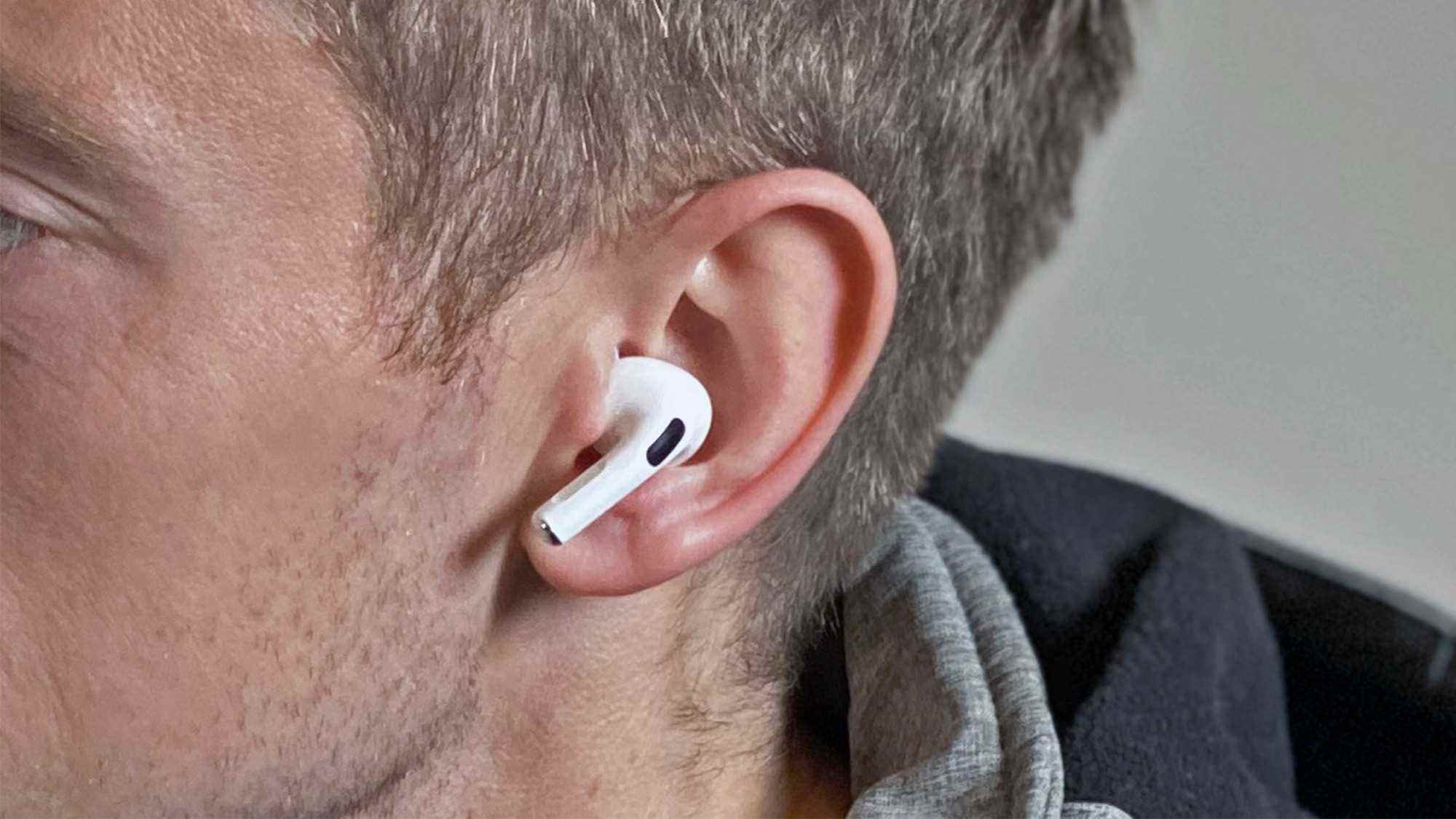 AirPods Pro giyiliyor.