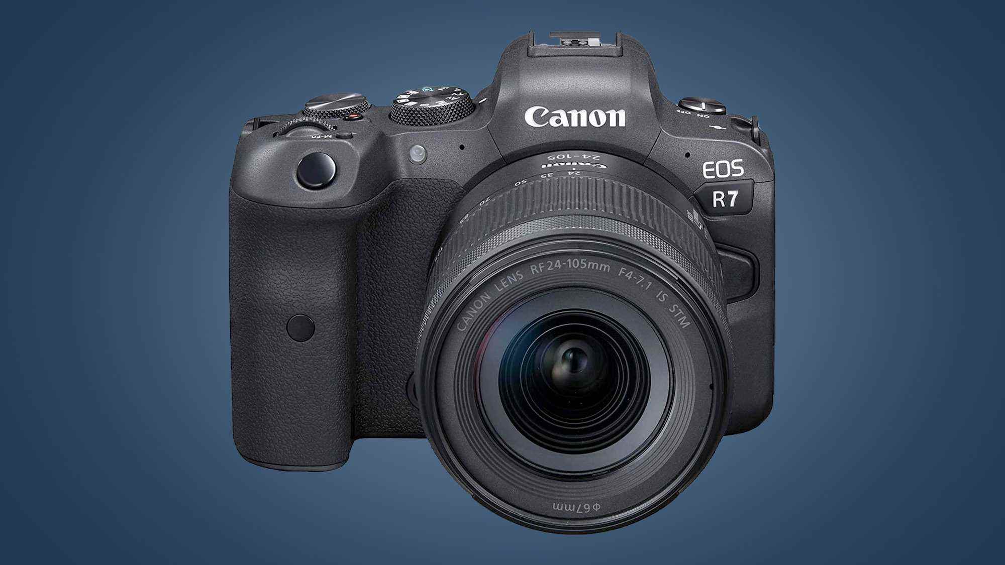 Mavi bir arka plan üzerinde Canon EOS R5 kamera