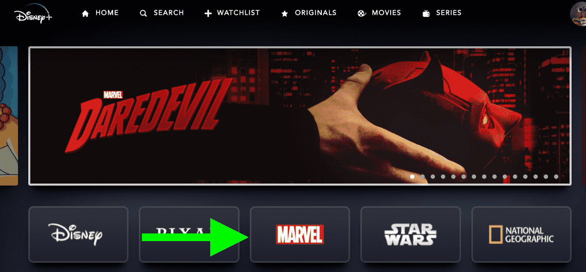 Bir Ok, Disney Plus'ta Daredevil logosunun altındaki Marvel düğmesini işaret ediyor